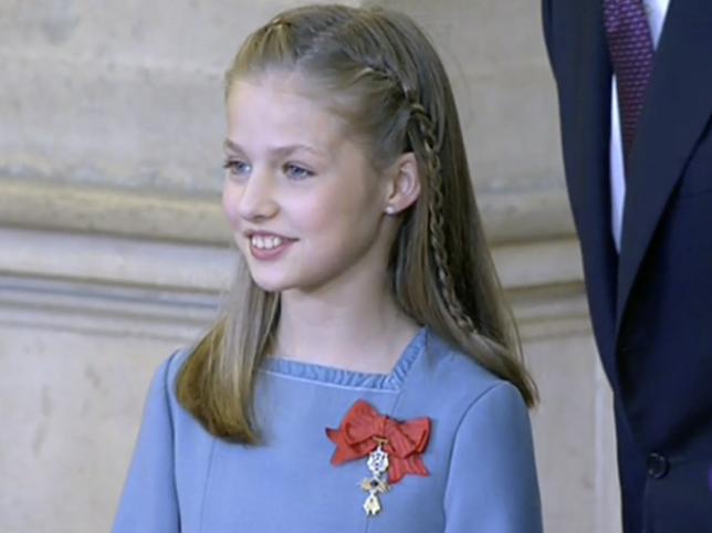 Felipe le pone el Toisón de oro a su hija Leonor